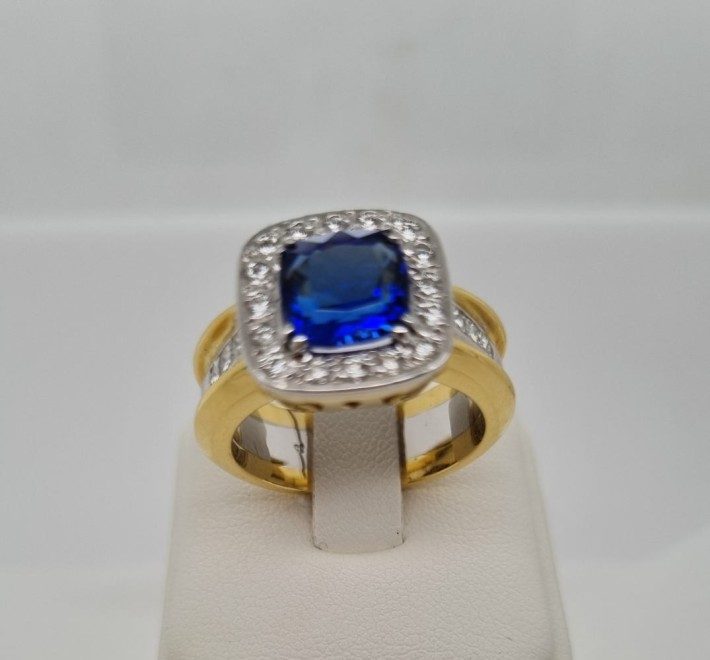 18ct Tanzanite & Diamond Cluster Ring