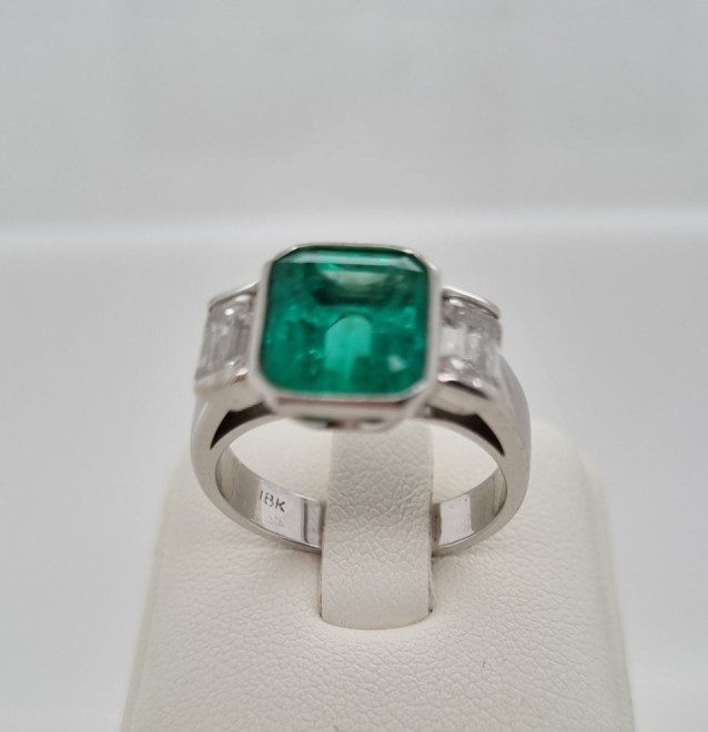 18ct White Gold Columbian Emerald Ring