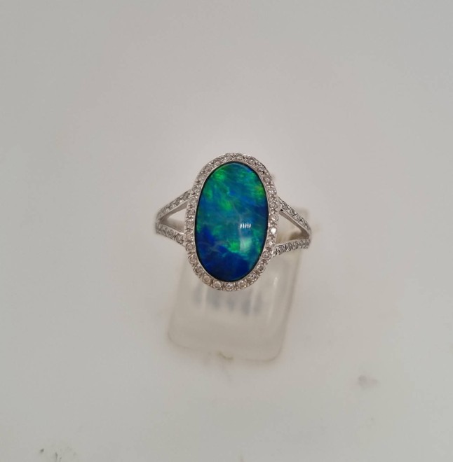 14ct White Gold Oval Opal Ring